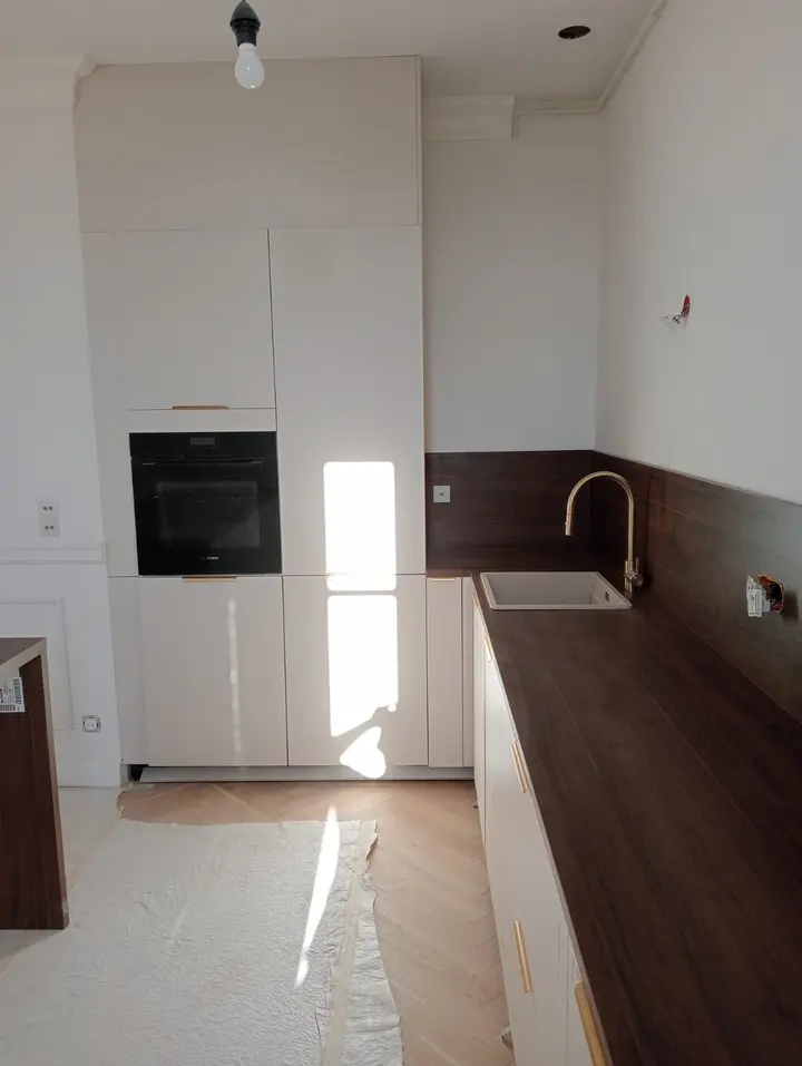Colonnes de cuisine avec four encastré et plan de travail en bois