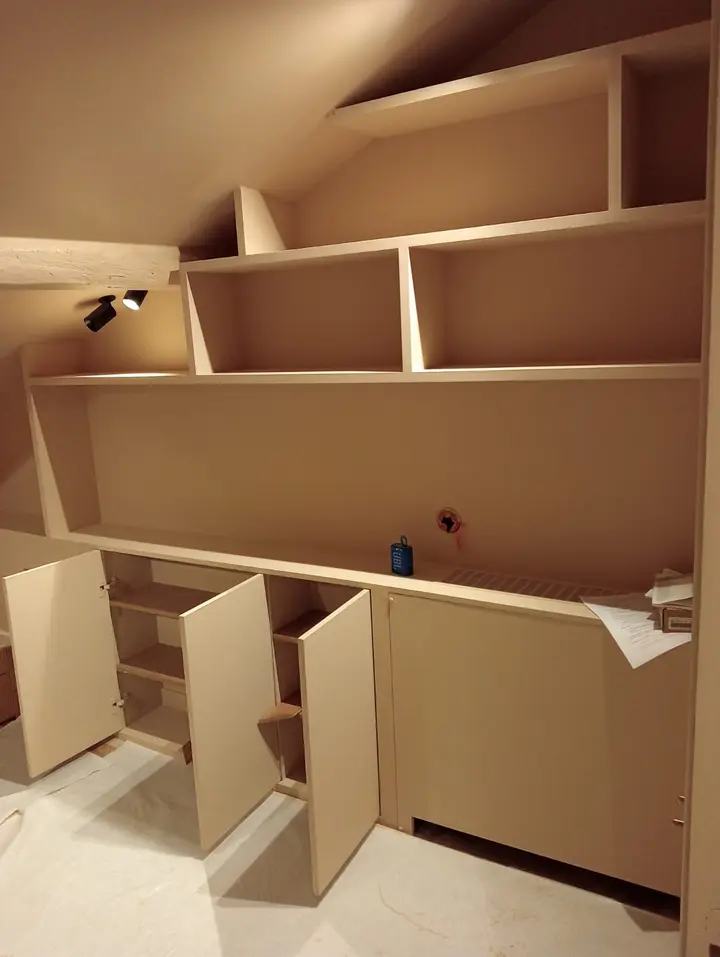 Walk-in wardrobe and loft storage — photo 2