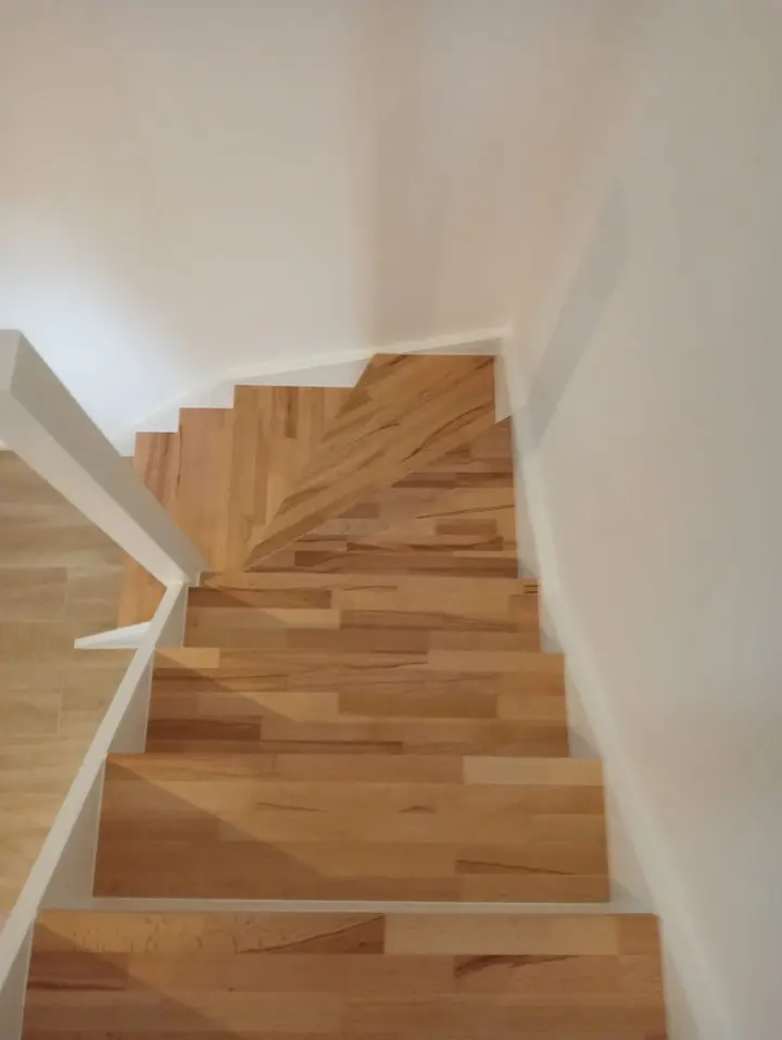 Vue plongeante sur un escalier aux marches en bois