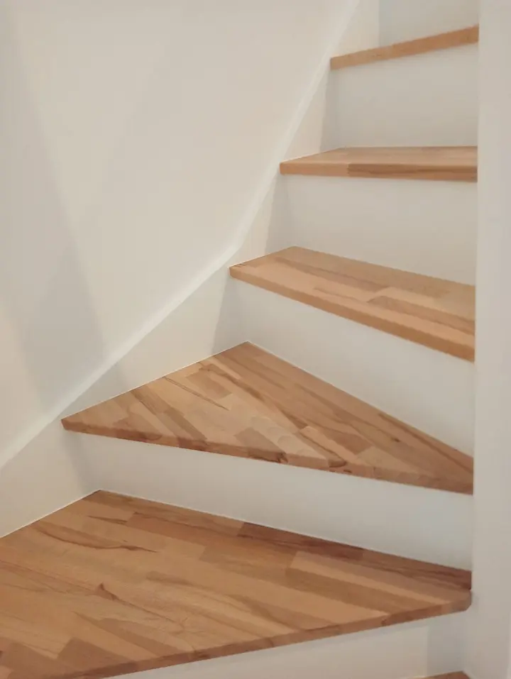 Marches en bois d'un escalier quart tournant