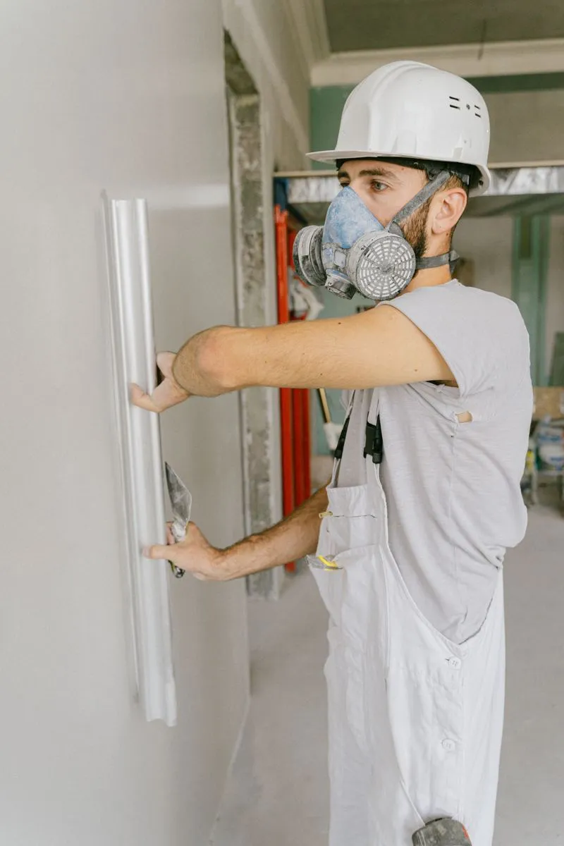 Artisan réalisant un enduit mural