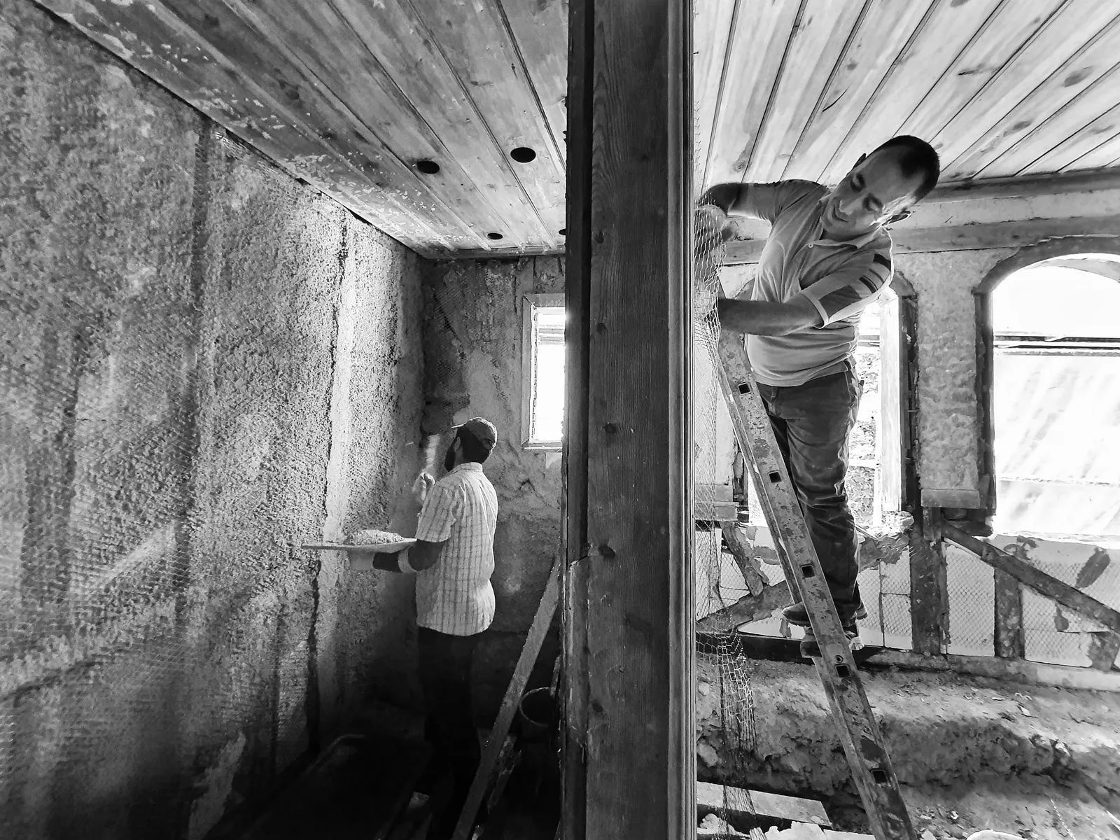 Artisans en pleine rénovation d'une maison ancienne